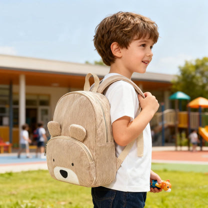 Niño con el morral oso