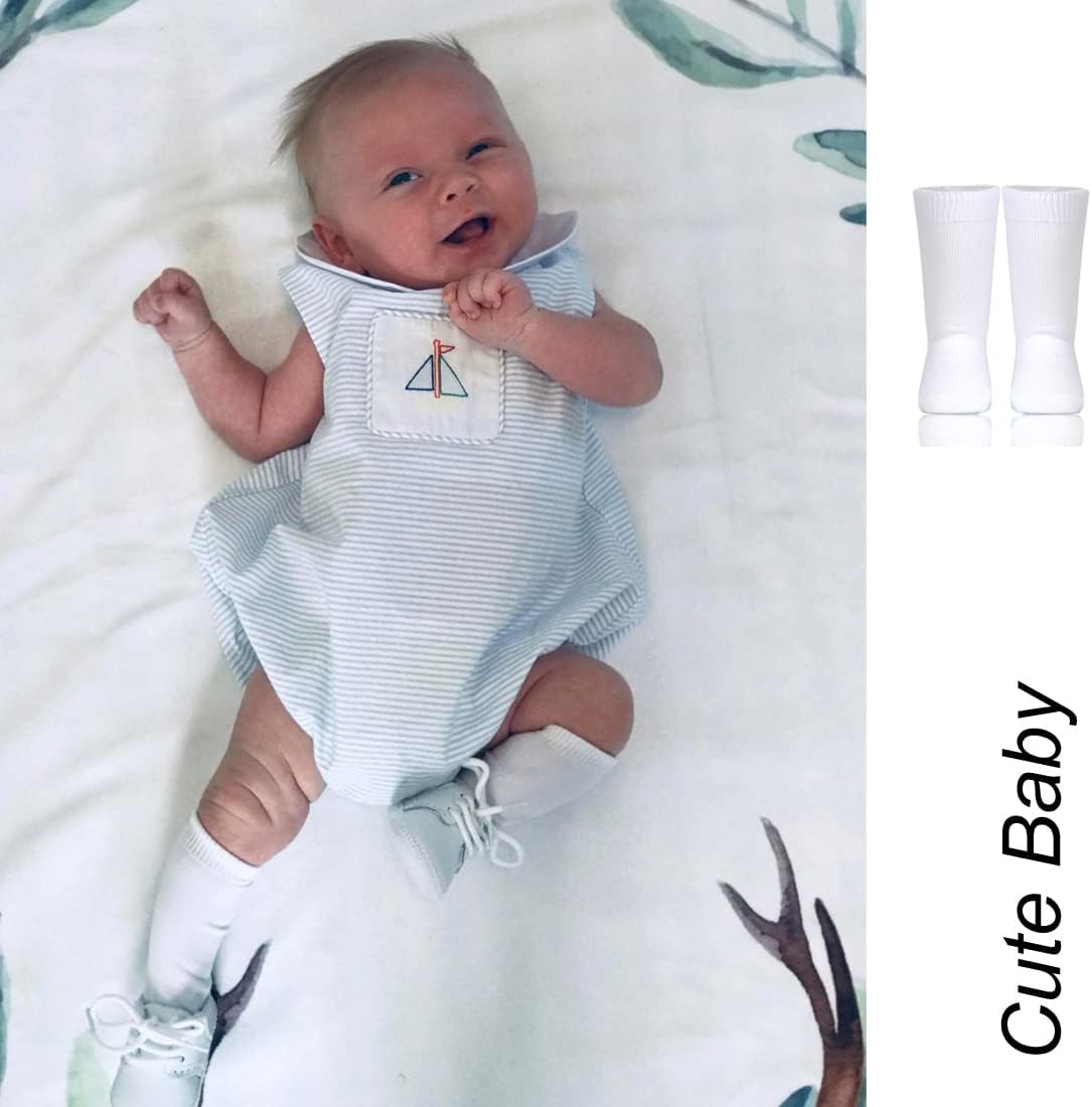 Bebé con medias altas