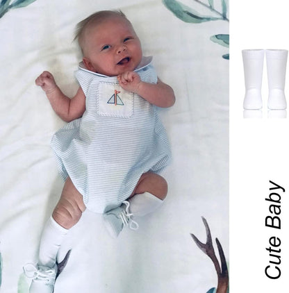 Bebé con medias altas
