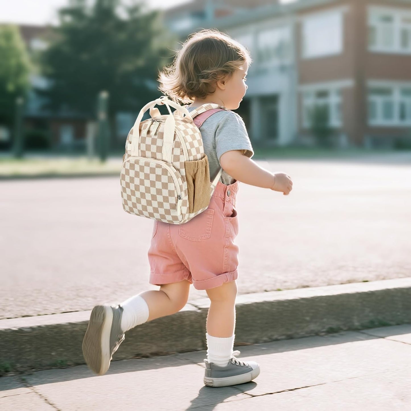 Niña con el morral a cuadros
