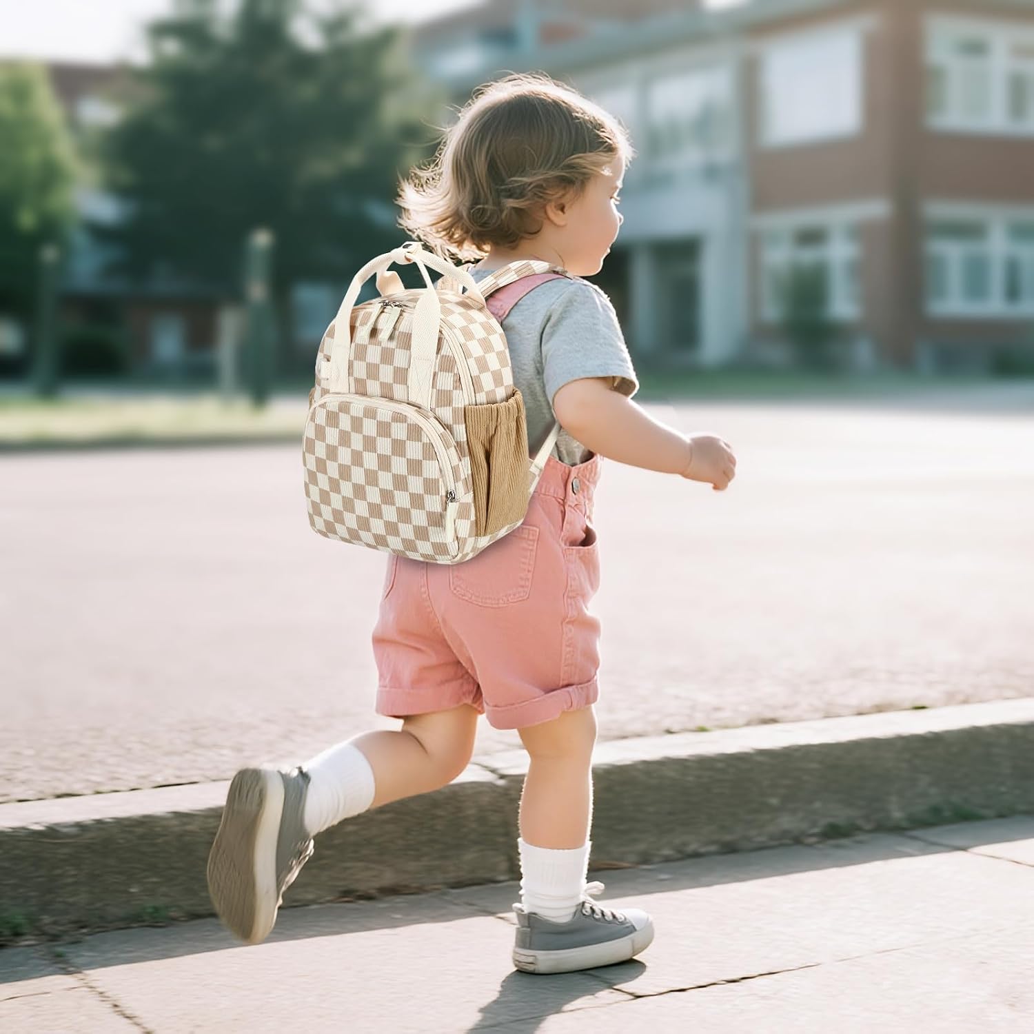 Niña con el morral a cuadros