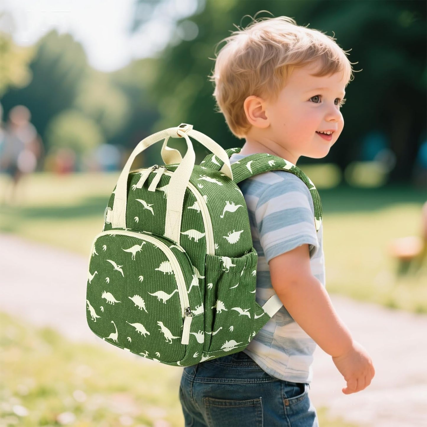 Niño con el morral de dinosaurios