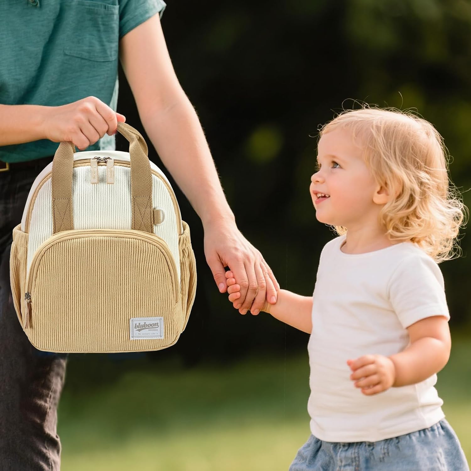 Mamá e hija con el morral