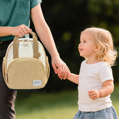 Mamá e hija con el morral