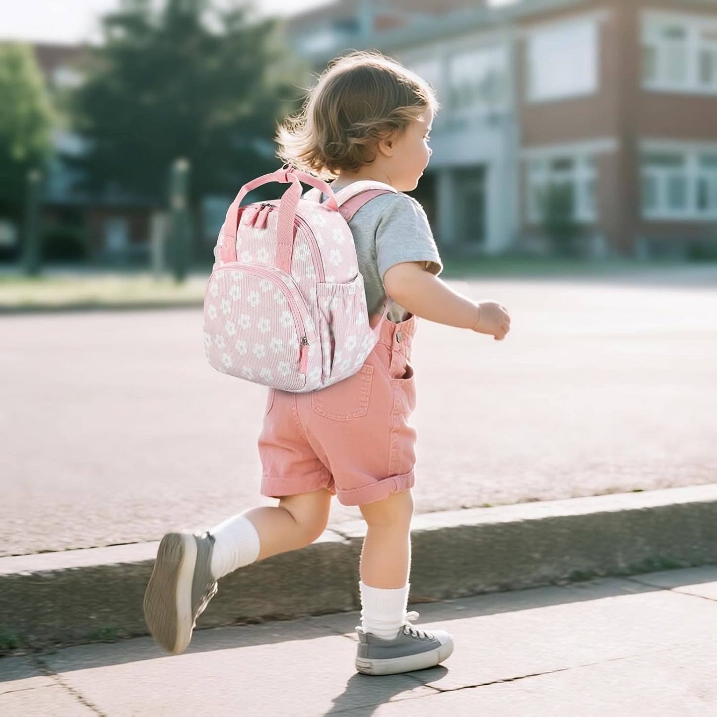 Niña con el morral floral