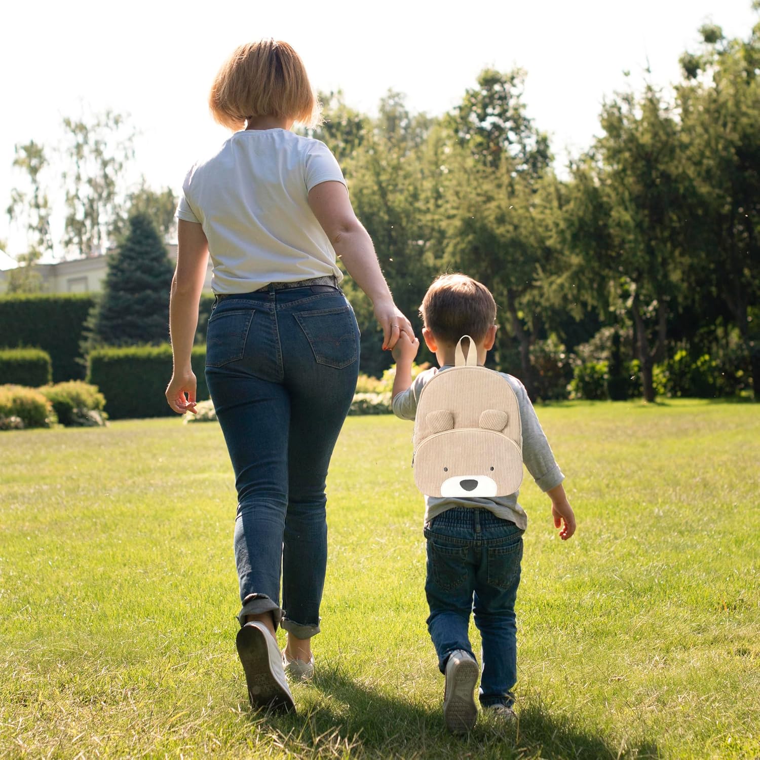 Mamá e hijo caminando con el morral